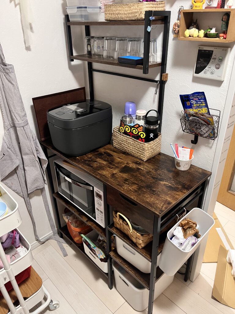 飾り棚のついたキッチンラック