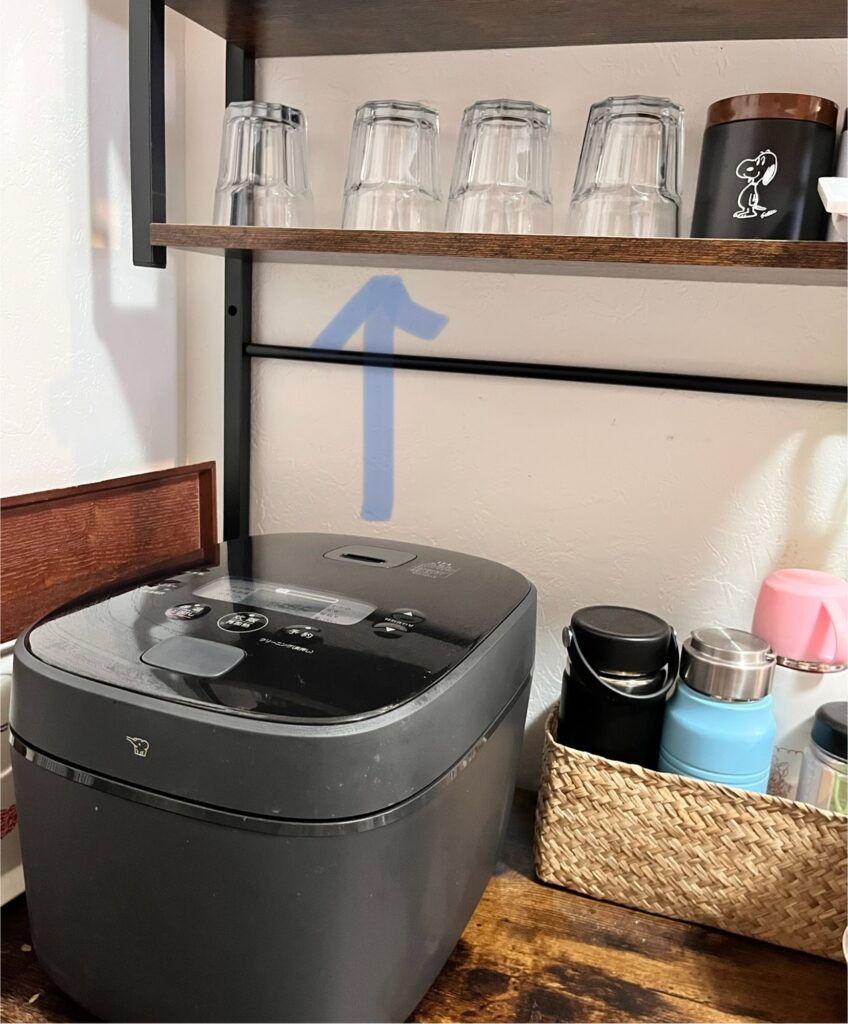炊飯器から出た湯気が棚に当たる様子の写真