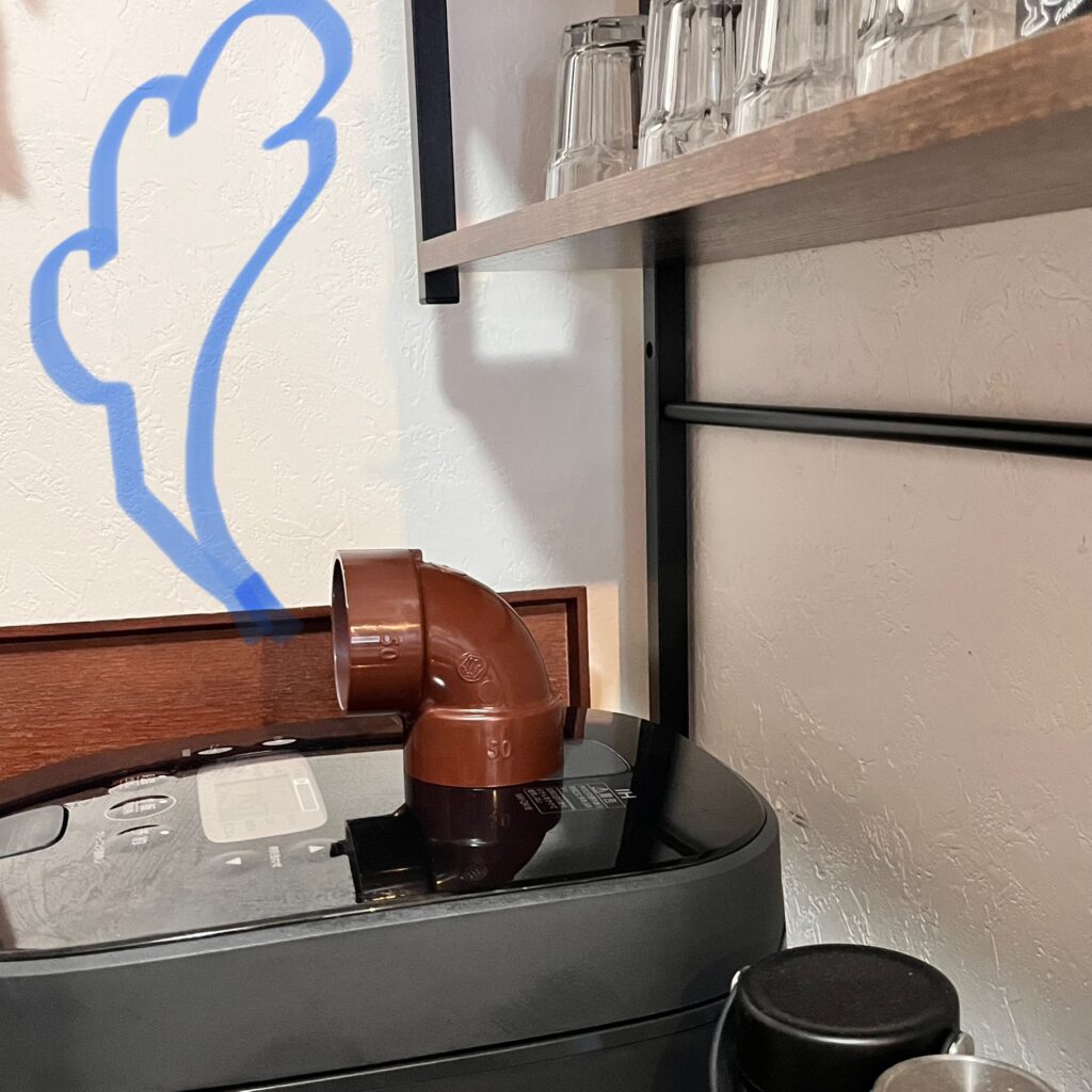 炊飯器にエルボを乗せている写真