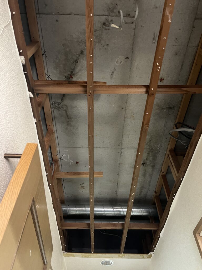 漏水で抜け落ちた天井の写真