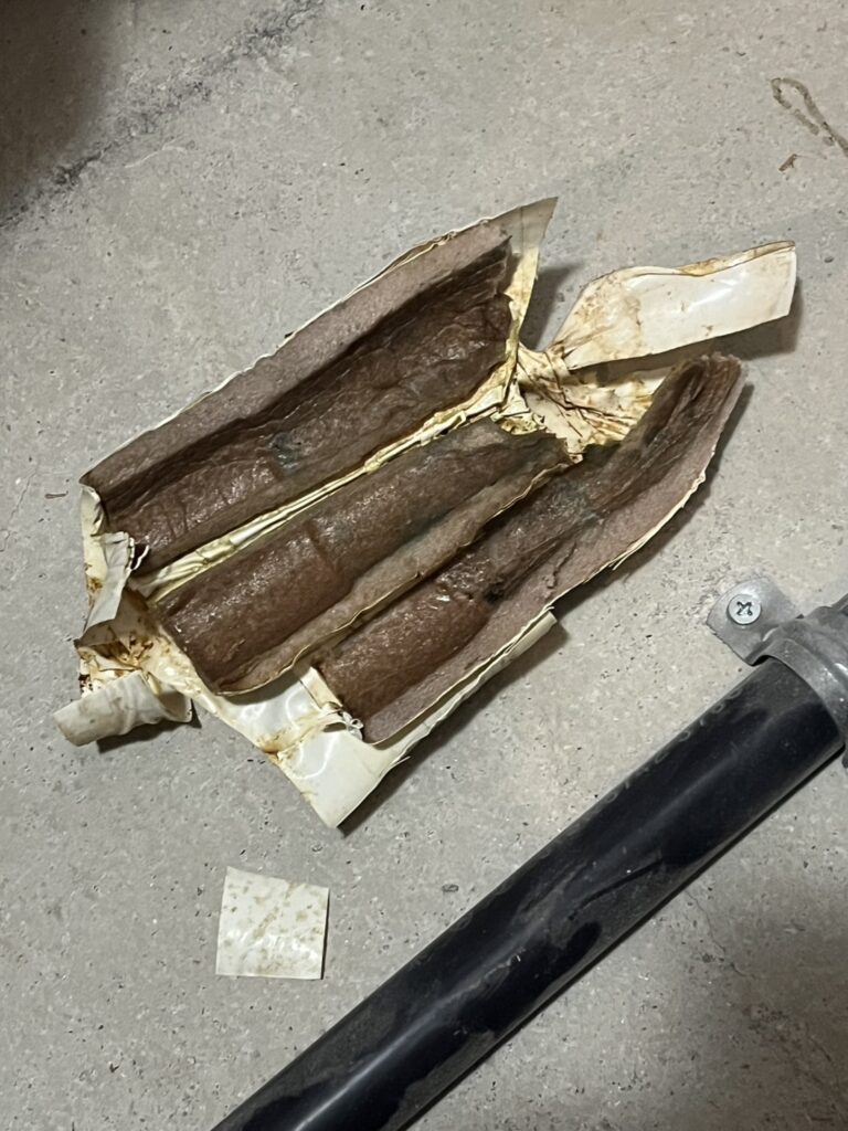 腐食により割れた銅管