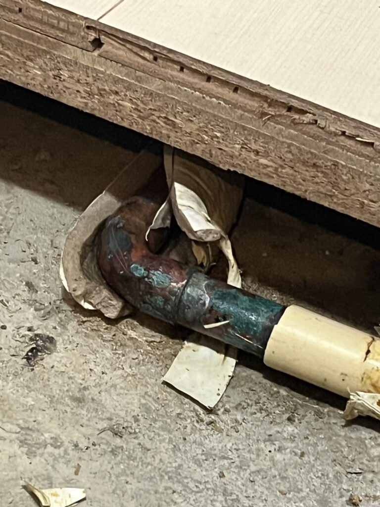 腐食により漏水した銅管