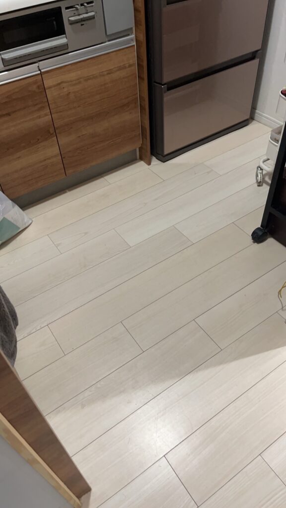 修繕がおわった床、一部少し色が違う