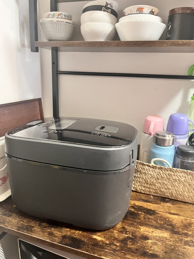 炊飯器を横向きにして、湯気が棚に当たらないようにした様子