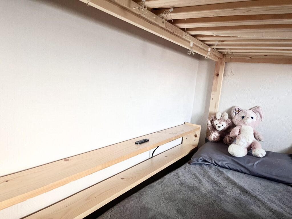 ベッドの隙間に設置した宮の画像