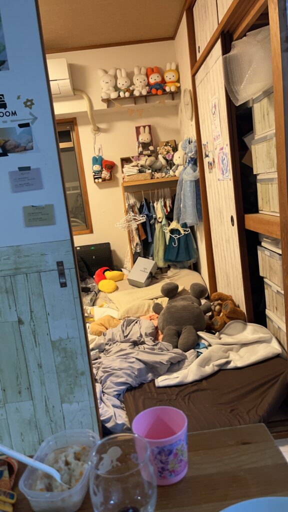 散らかる寝室入口