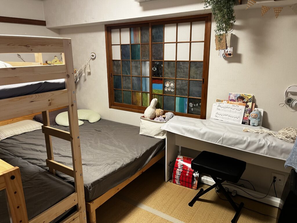 ダブルベットとシングルベッドを並べた様子