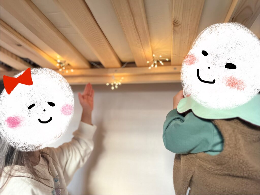 二段ベットで遊ぶ子供たち