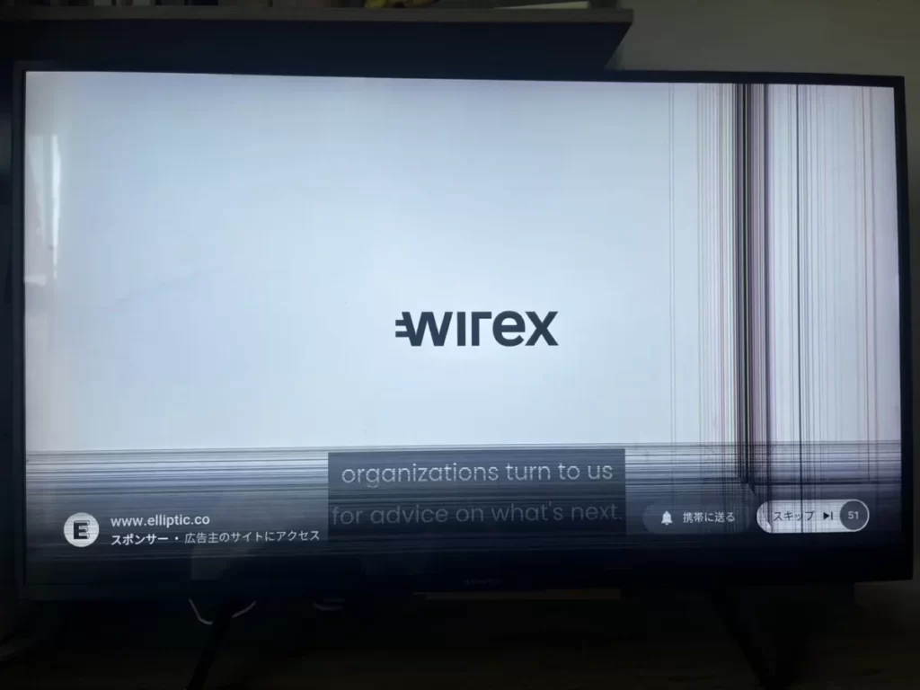 テレビが割れている画像
