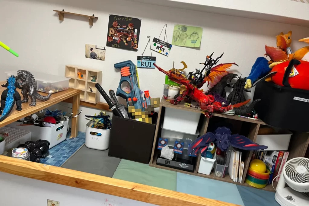 2段ベットの上を部屋化した写真