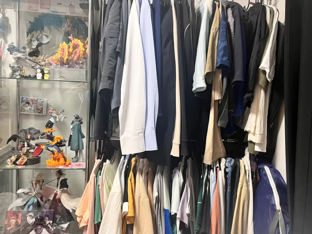コレクションのフィギュアとハンギングされた洋服