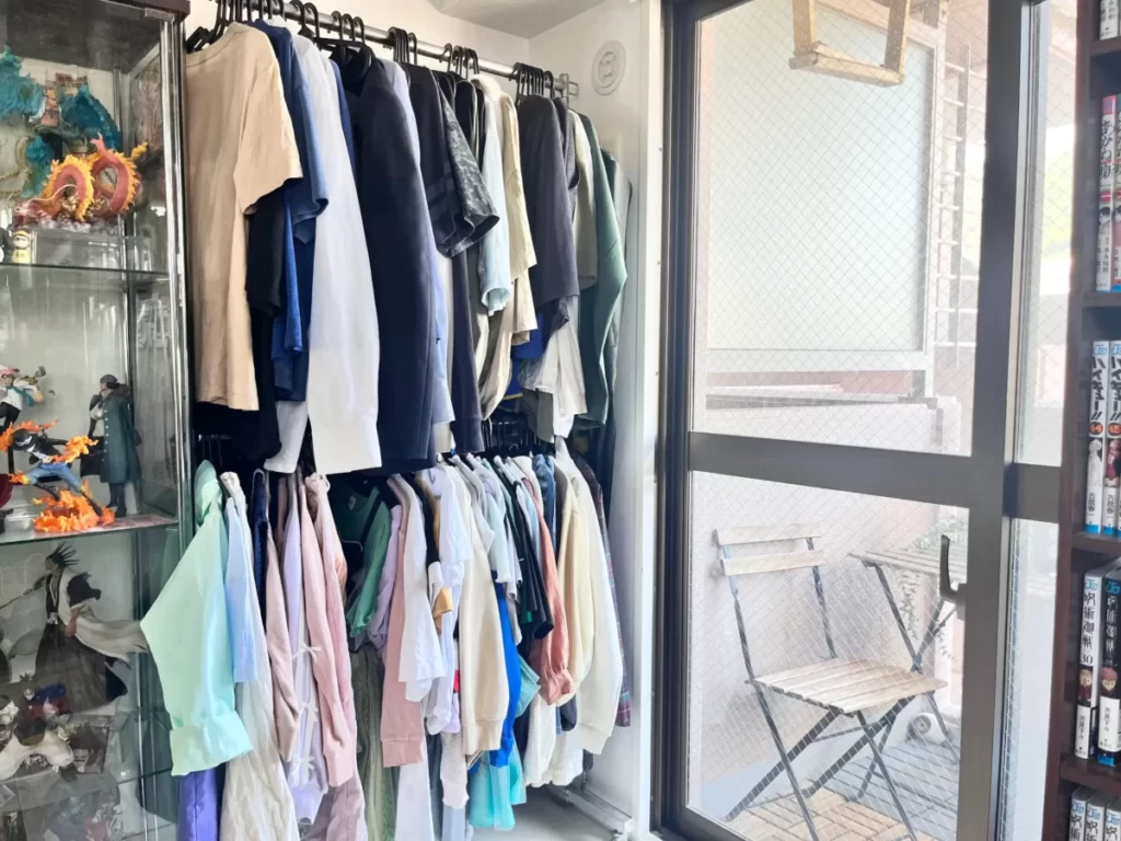 4.5畳の部屋にある子供の2段ハンガーラック