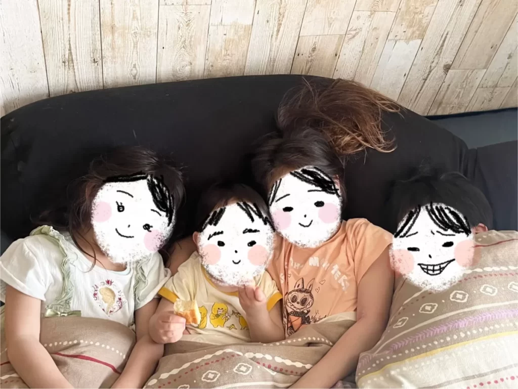 ヨギボーで子供たちが集まる様子