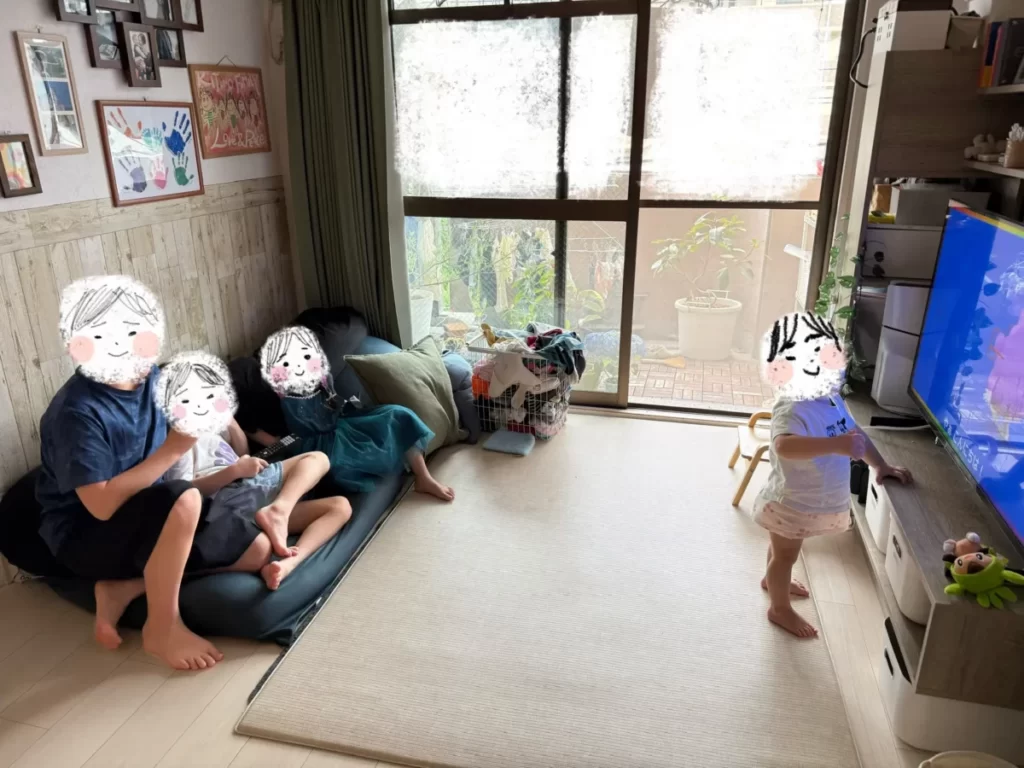 リビングに子供たちが集まっている様子