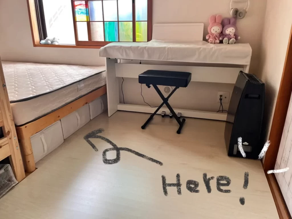 ベッド下にフリマ出品物を収納している様子