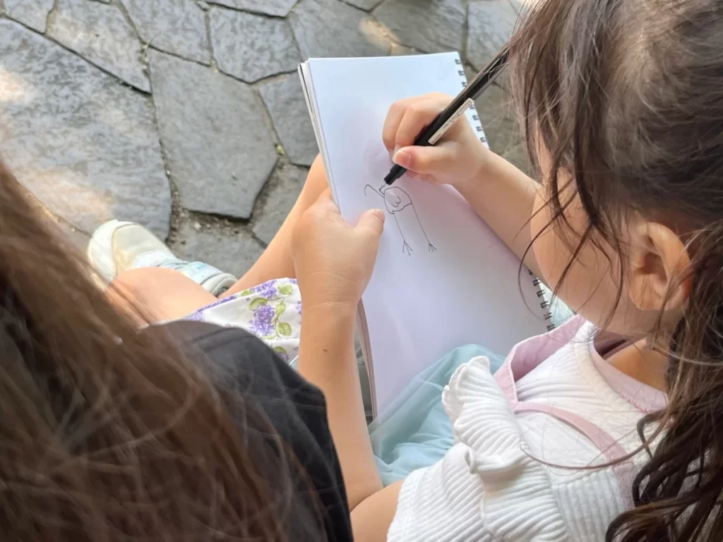 子どもがイラストを描いている様子