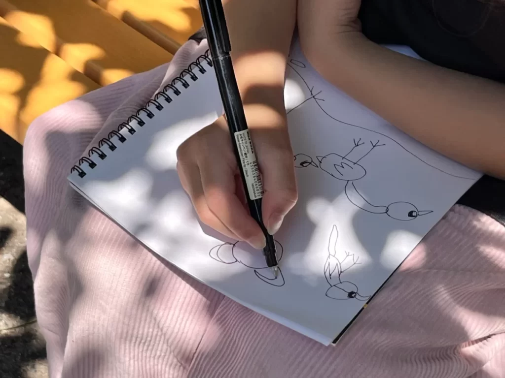 外でお絵描きする様子