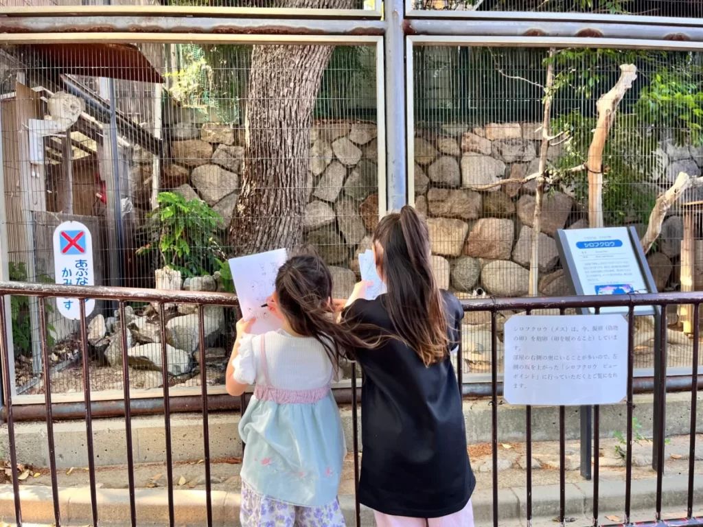 動物園で子供たちが絵を描く様子