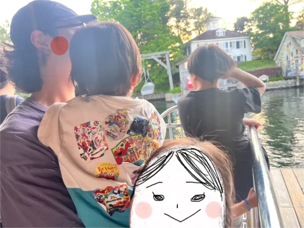 ユニバでジョーズに家族で並んでいる様子