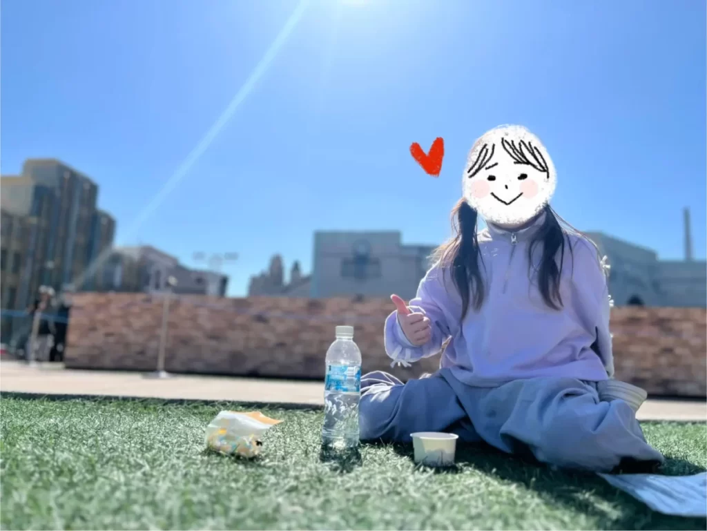 ユニバの芝生エリアでのんびり過ごす様子