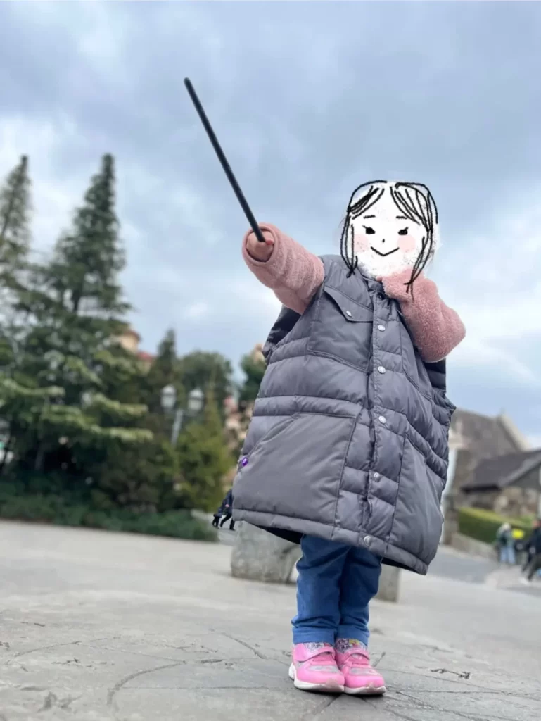 次女が魔法の杖を振る様子