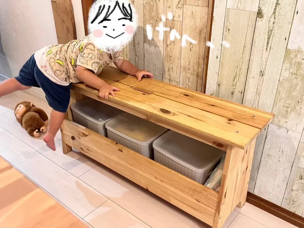 にやにやしながらいたずらする1歳児の写真