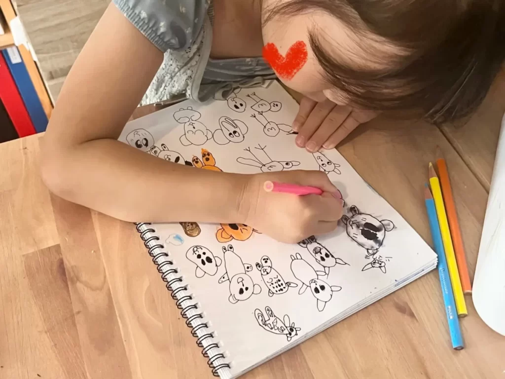 女の子が色塗りをする写真