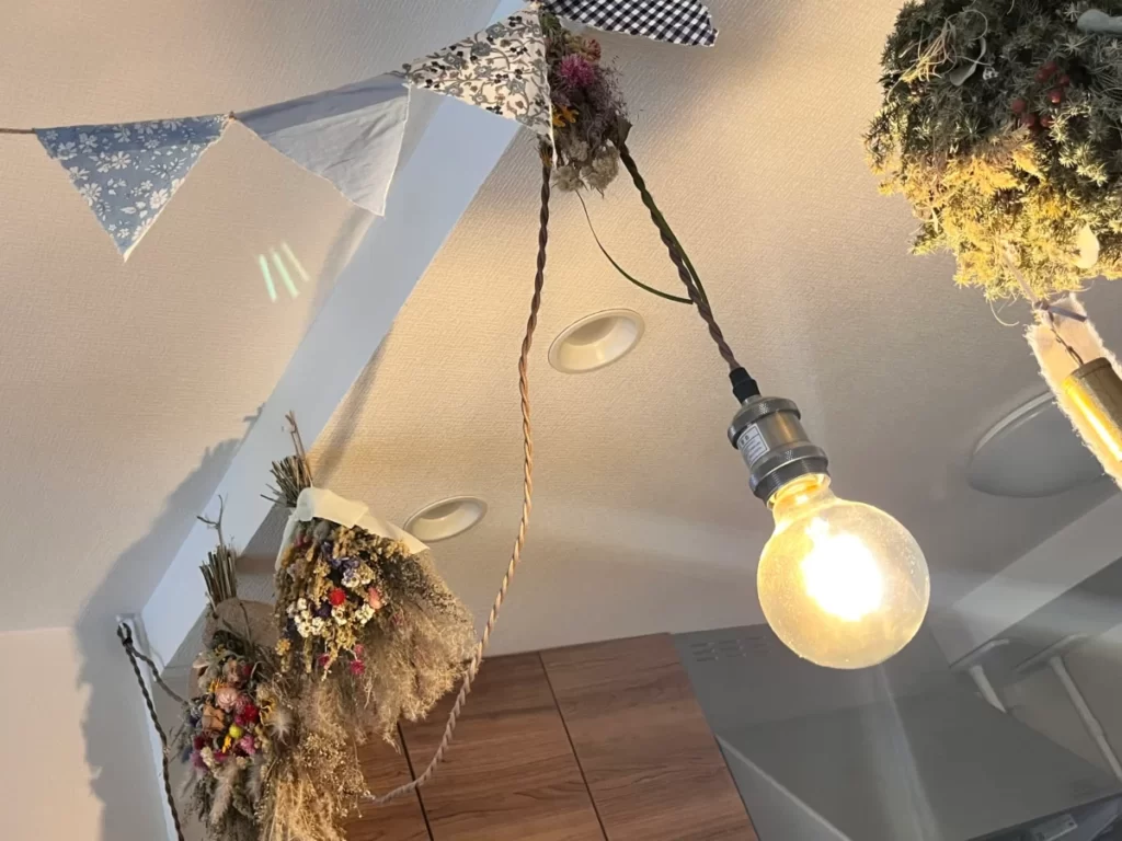 コンセント式の裸電球のペンダントライト