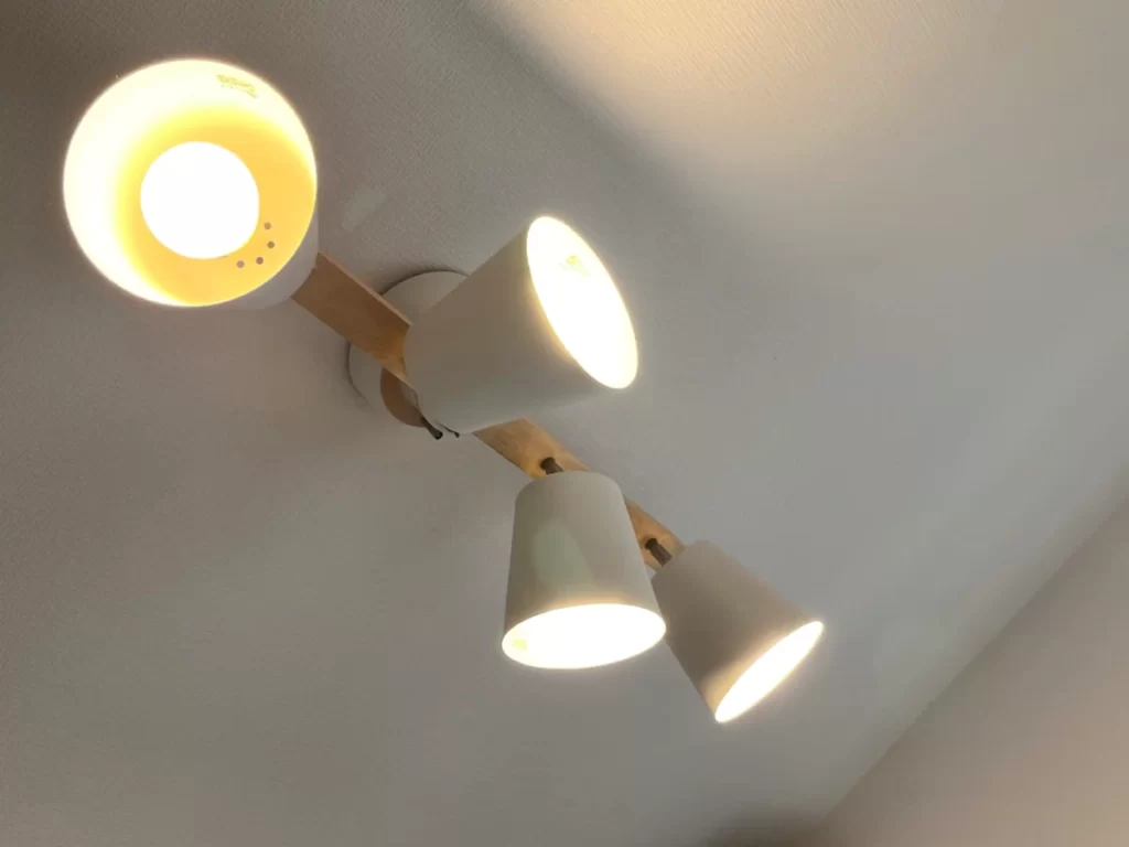 暖色のライトのお色