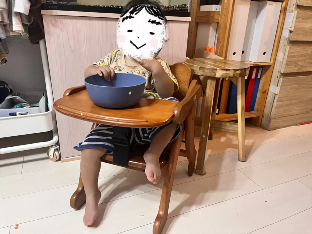 ローチェアでご飯を食べる1歳児
