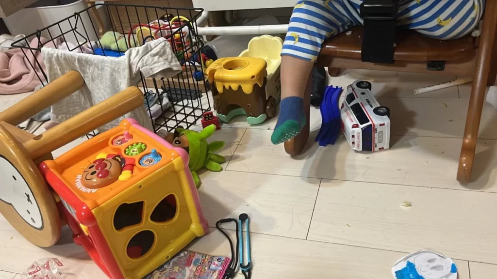 1歳児によって散らかった床の写真