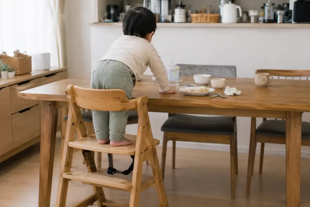 1歳児がハイチェアで立ち上がり落ちそうな様子