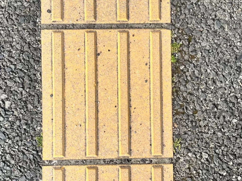 道で見つけた四角の形の写真