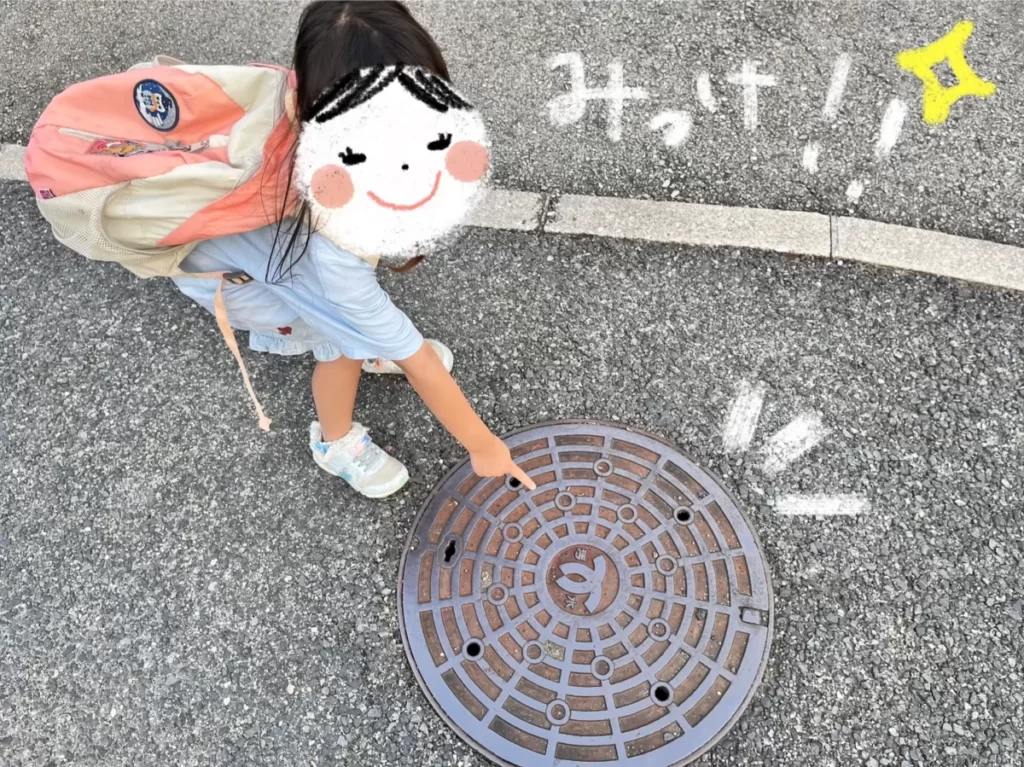 〇の形を見つけて喜ぶ女の子の写真