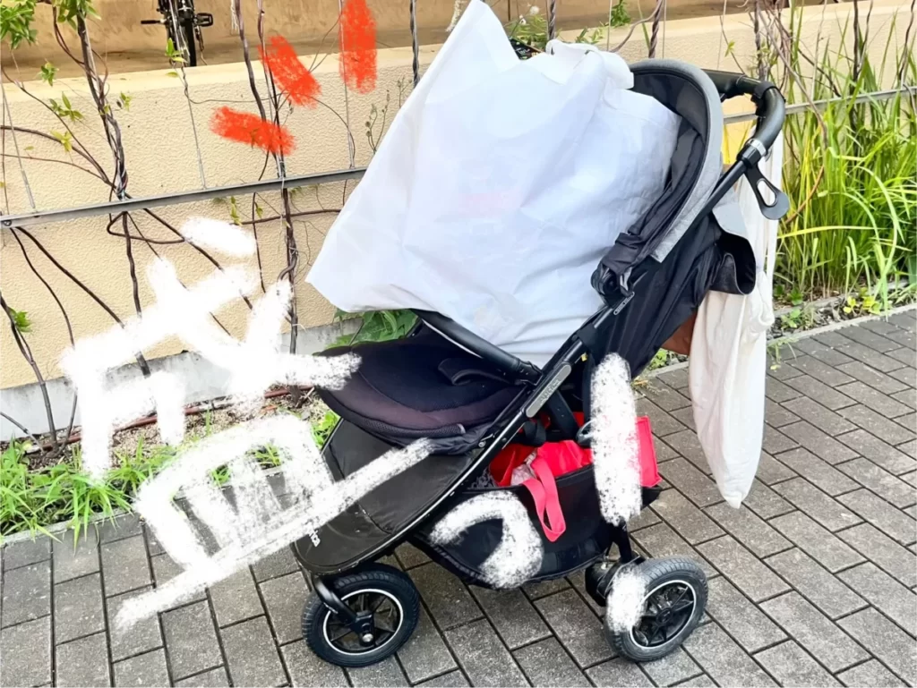 ベビーカーに大量の荷物をのせている様子