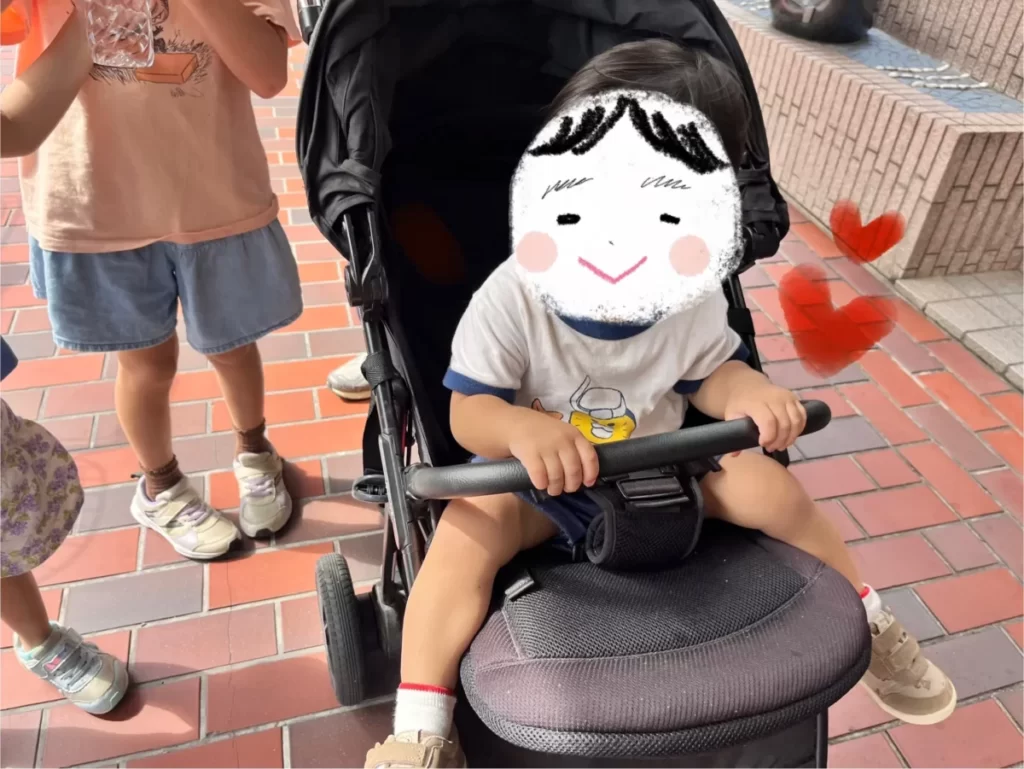 うきうきでベビーカーに乗る次男1歳