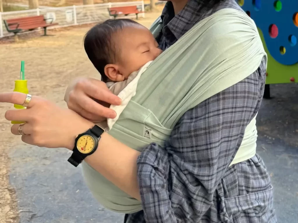 赤ちゃんがコニー抱っこ紐で眠る様子