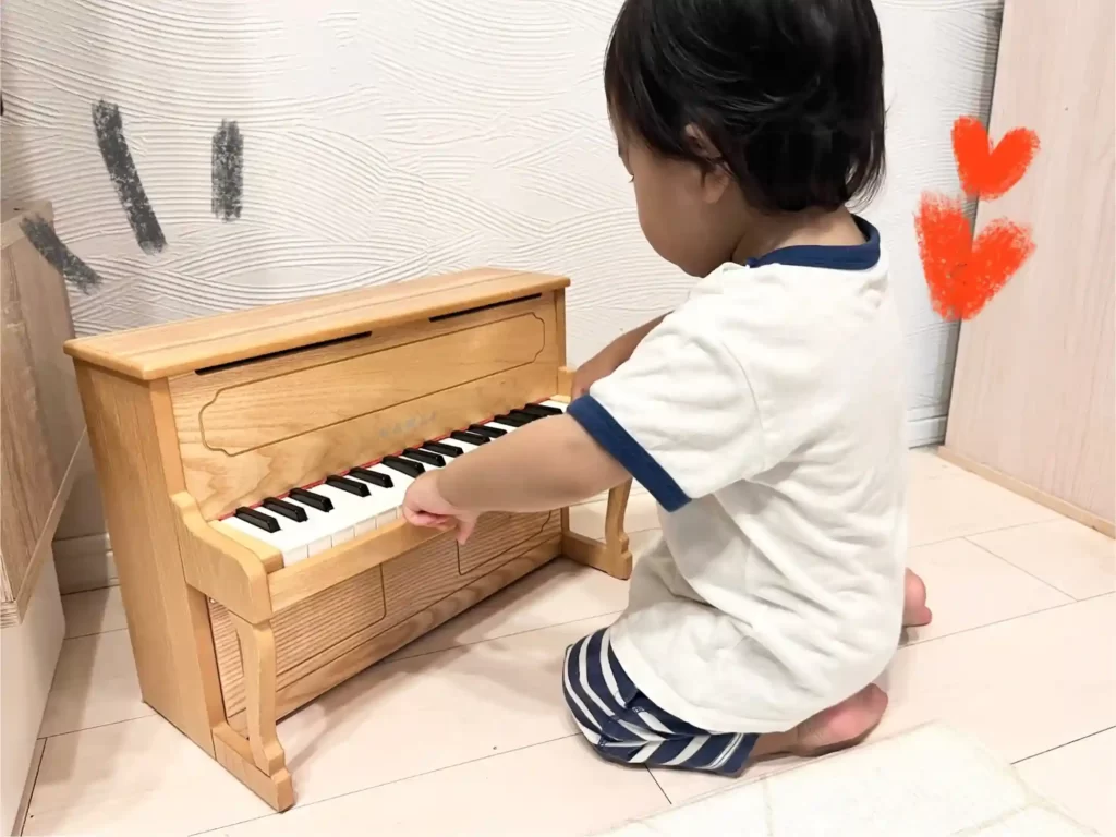 カワイのトイピアノで子どもが遊ぶ様子