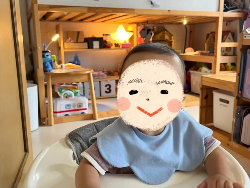 赤ちゃんがコニーのスタイをつけている様子