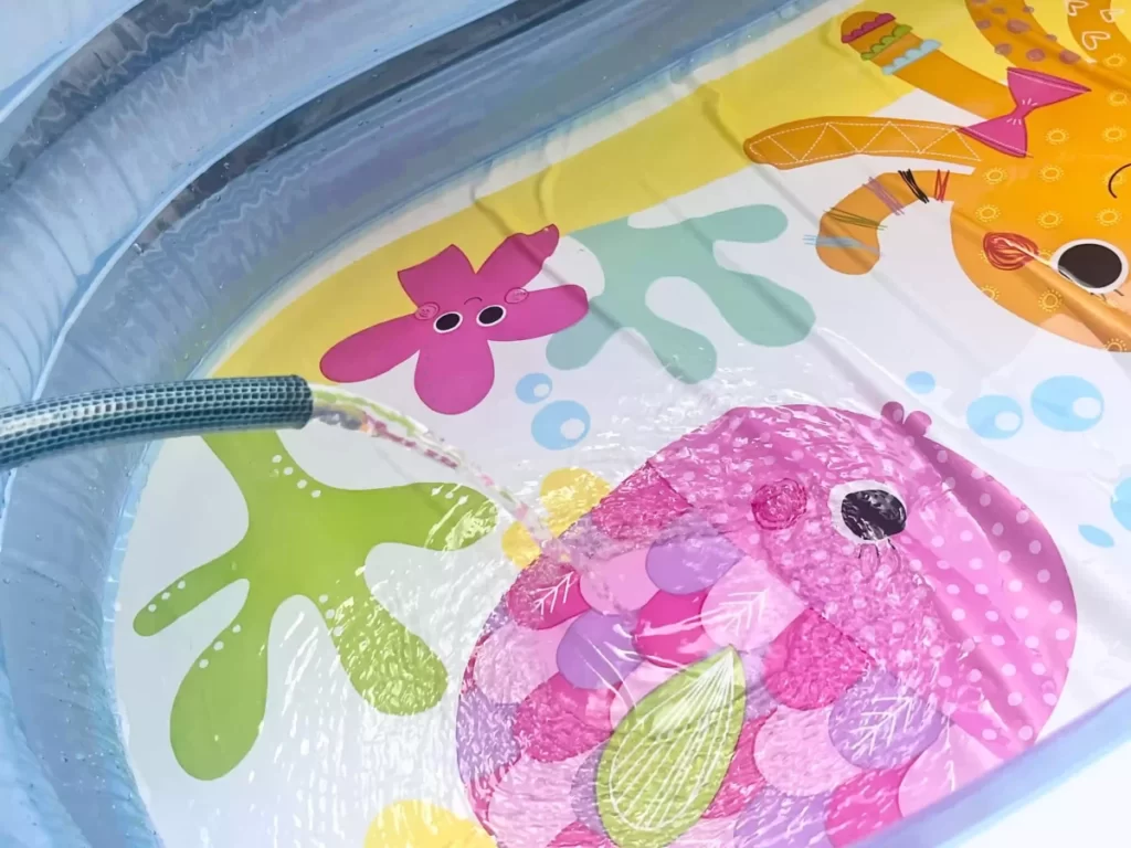 プールにお水を入れる様子