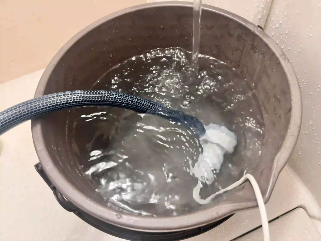 バケツにバスポンプを入れている様子