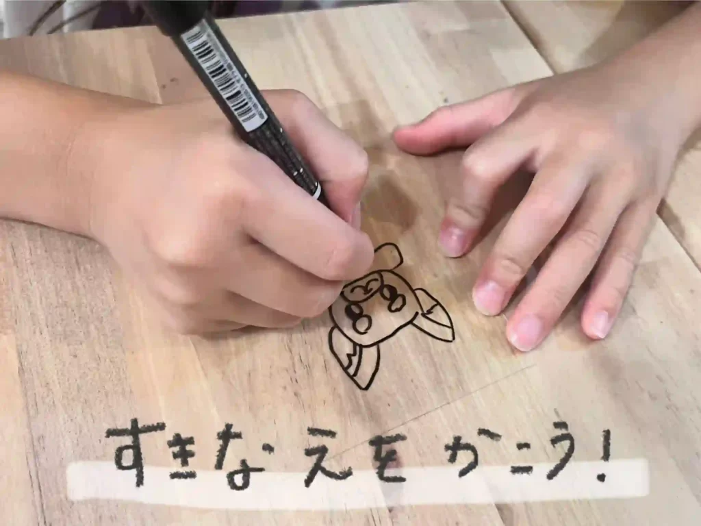 絵を描いている様子