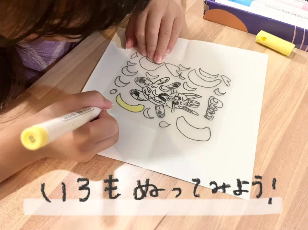 プラバンに色を塗る様子