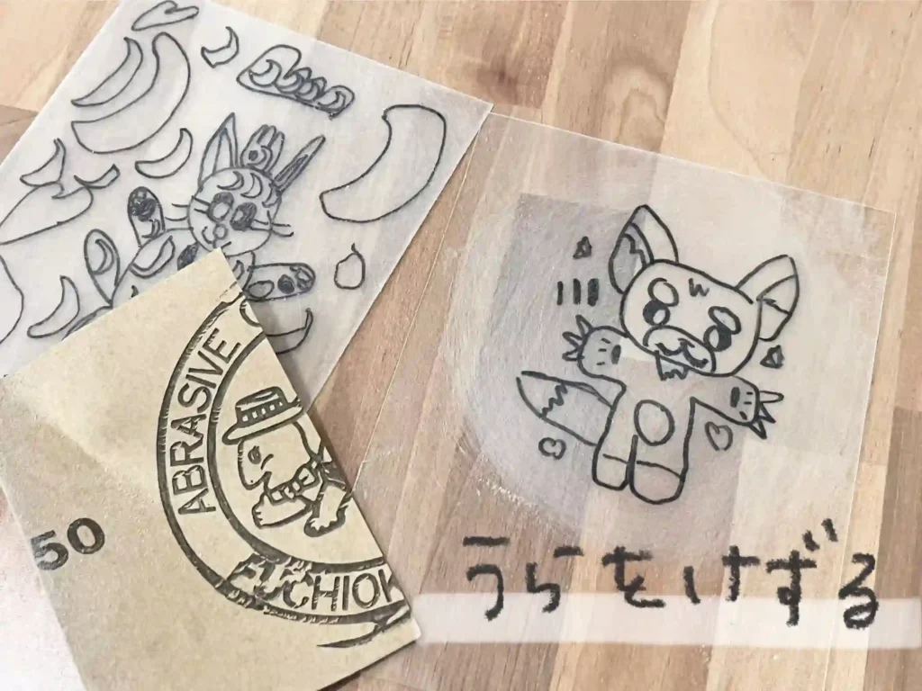 プラバンの裏を削っている様子