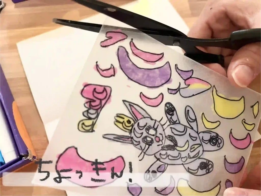 はさみでプラバンを切る様子