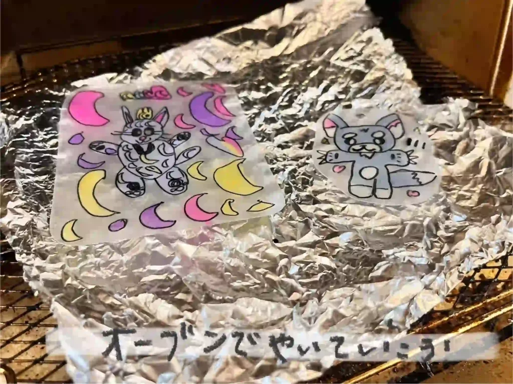 プラバンをオーブンで加熱している様子