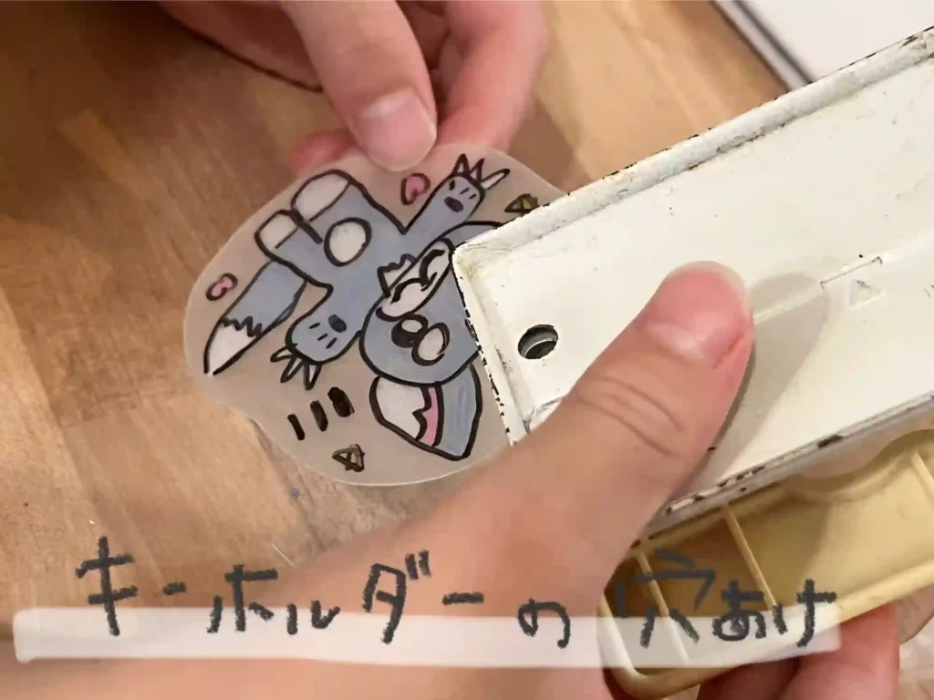 プラバンに穴をあける様子