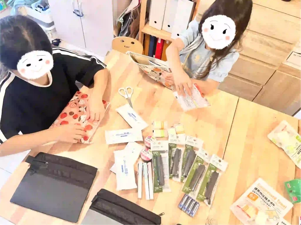 子どもが防災ポーチを作る様子