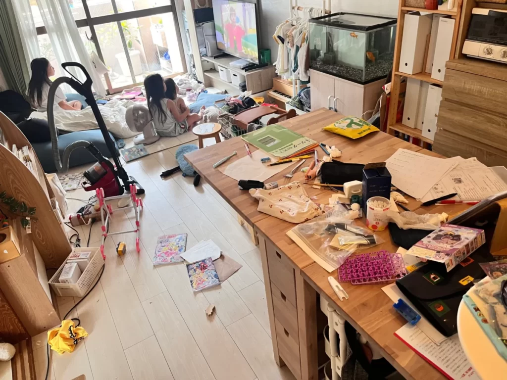 夏休みで散らかる部屋
