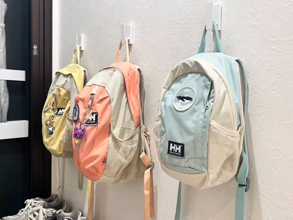 玄関に並ぶリュックの写真